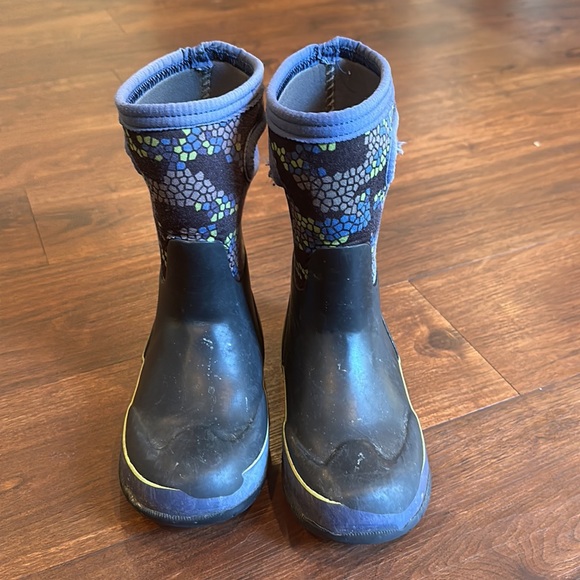 BOGS Waterproof Boots Child Size 13 - Picture 3 of 8
